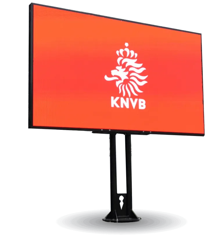 LED-scorebord op standaard met het KNVB-logo