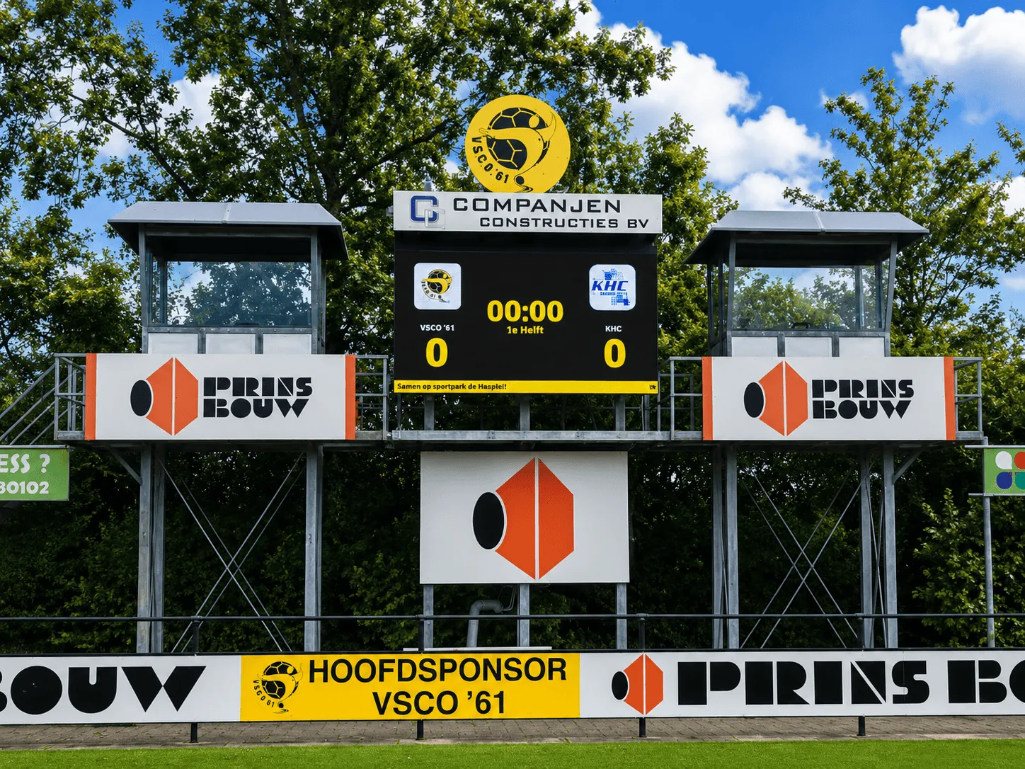 Scorebord boven de tribune