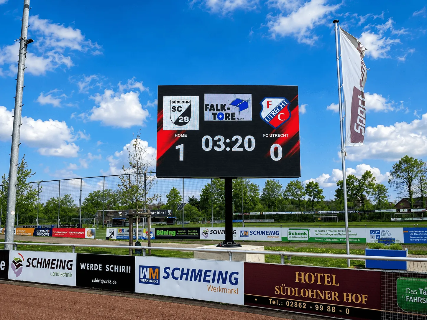 LED-scorebord langs het voetbalveld