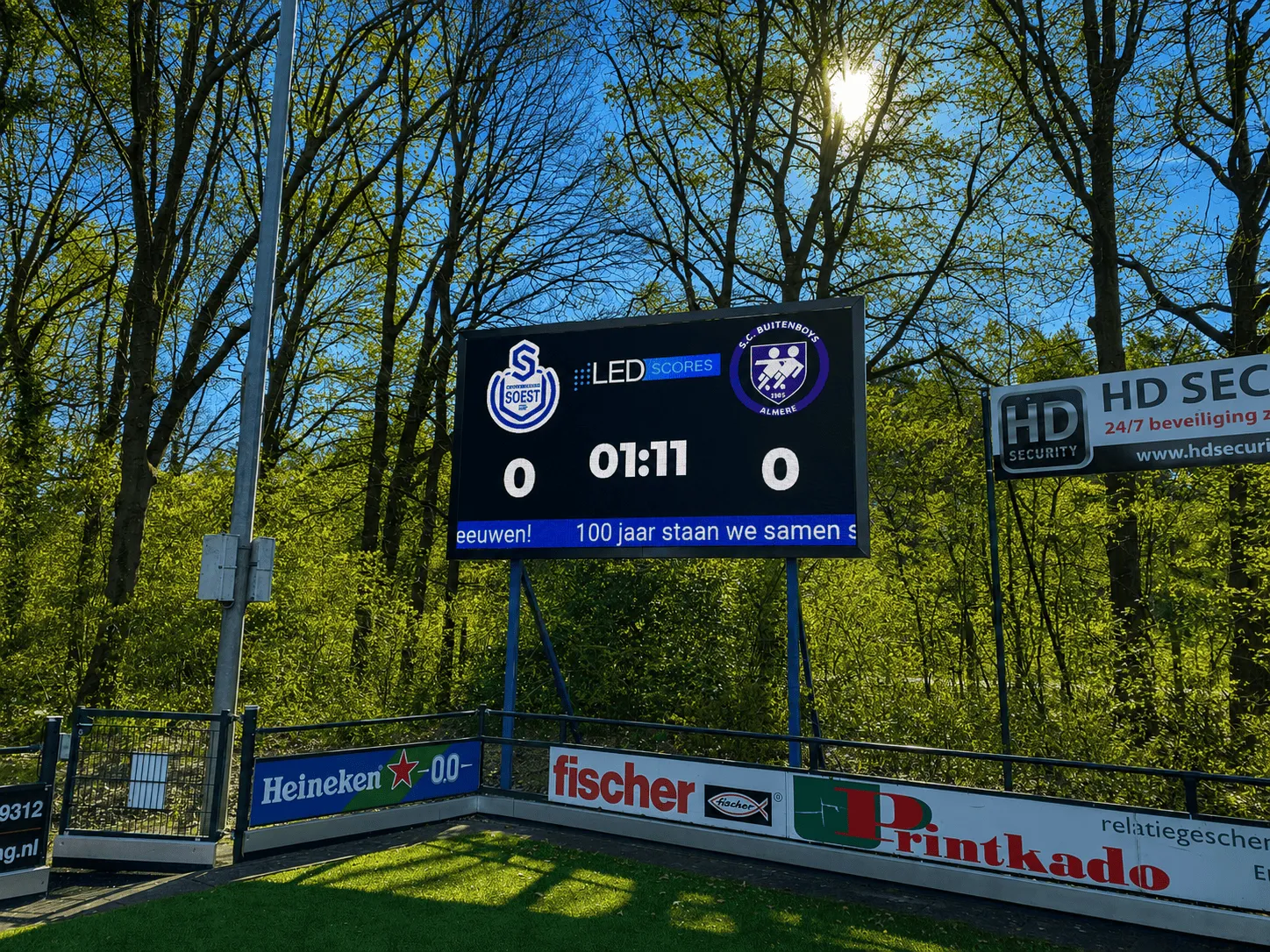 Scorebord bij een voetbalclub in het groen