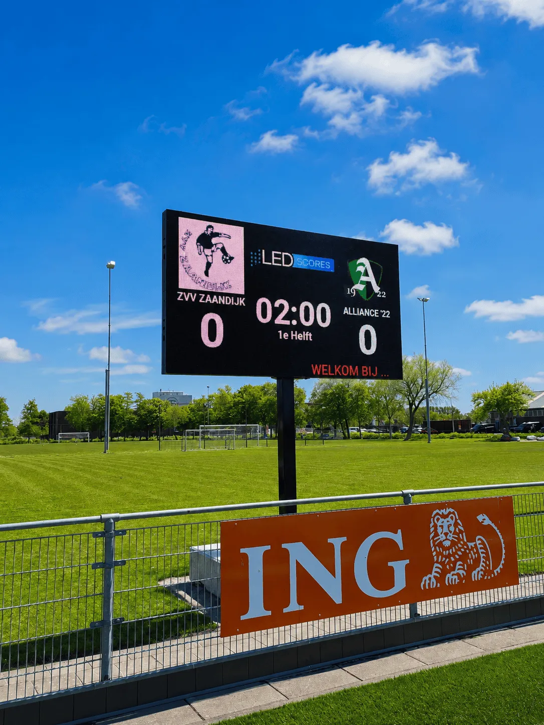 Scorebord met sponsorborden