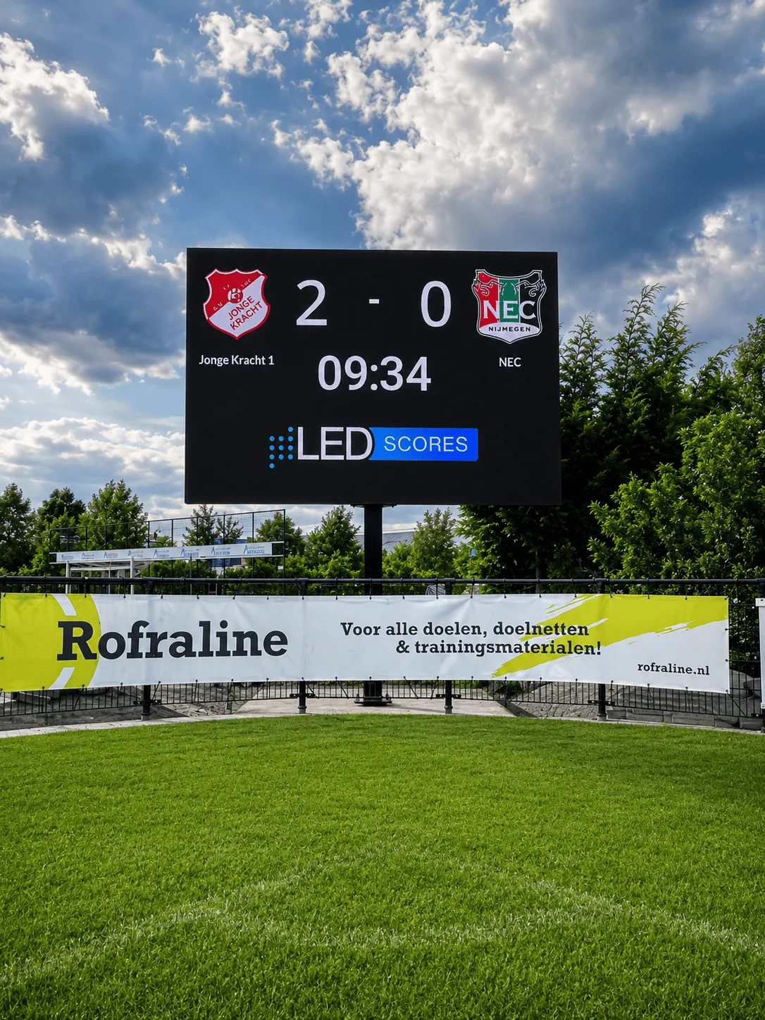 LED-scorebord boven de tribune